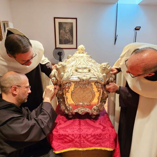Apertura de la urna de plata que contiene el cuerpo de Santa Teresa (foto: Orden del Carmelo)