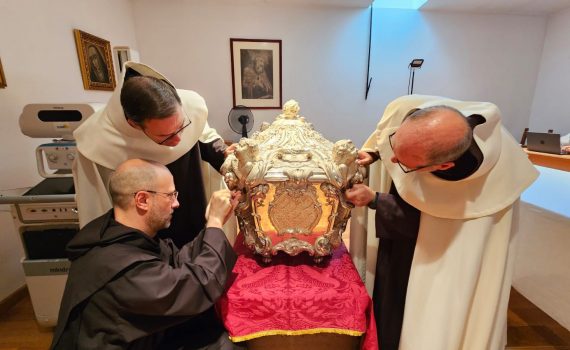 Apertura de la urna de plata que contiene el cuerpo de Santa Teresa (foto: Orden del Carmelo)